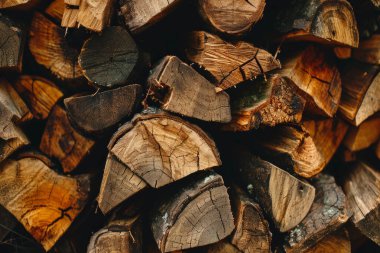 Kış için hazırlanmış odun yığınının işlenmiş görüntüsü. Yakacak odun kesimi, yakın plan.