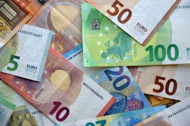 Bir çok Avrupa Euro 'su kaotik bir düzenleme içinde. Farklı renkte ve durumdaki banknotlar yığını kapat