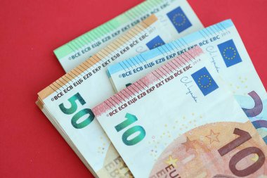 Büyük meblağda yüz, yirmi, on ve elli euro. Kırmızı arka planda. Yakın plan.