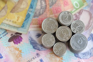 Birkaç yığın Ukrayna parası eski Hryvnia banknotlarının üzerinde yatıyor.