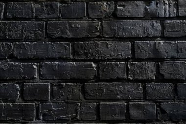 Eski tuğla duvarın resmi siyah renge boyanmış. Yakın plan. Arkaplan veya haritalama için arkaplan dokusu