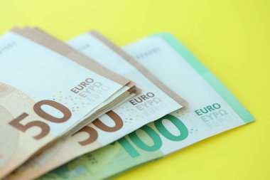 Sarı arka planda 150 Euro 'luk büyük bir meblağ. Yakın plan.