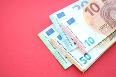 Büyük meblağda yüz, yirmi, on ve elli euro. Kırmızı arka planda. Yakın plan.
