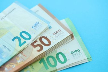 Büyük meblağda, mavi arka planda yüz yirmi-elli euro para faturası.