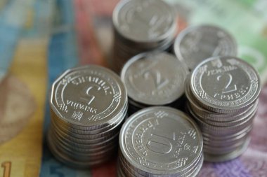 Birkaç yığın Ukrayna parası eski Hryvnia banknotlarının üzerinde yatıyor.