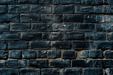 Eski tuğla duvarın resmi siyah renge boyanmış. Yakın plan. Arkaplan veya haritalama için arkaplan dokusu