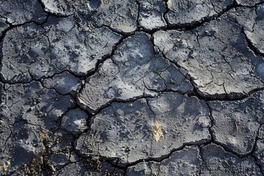 Düz siyah ve eski asfalt yol yüzeyinin fotoğrafı. Arkaplan veya haritalama için arkaplan dokusu