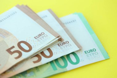 Sarı arka planda 150 Euro 'luk büyük bir meblağ. Yakın plan.