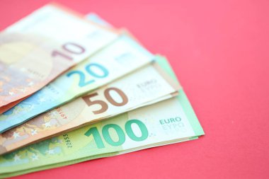 Büyük meblağda yüz, yirmi, on ve elli euro. Kırmızı arka planda. Yakın plan.