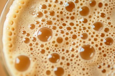 Buzlu Vanilyalı Chai Latte kahvesinin fotoğrafı. Arkaplan ya da yemek tarifleri için yemek fotoğrafı