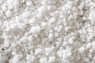 Kristal beyaz doğal deniz tuzu dokusu fotoğrafı. Arkaplan ya da yemek tarifleri için yemek fotoğrafı