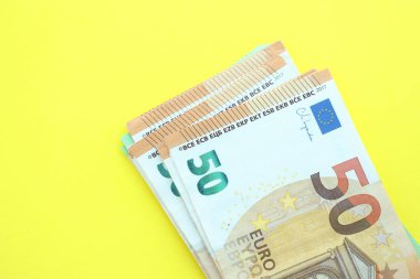 Sarı arka planda 150 Euro 'luk büyük bir meblağ. Yakın plan.
