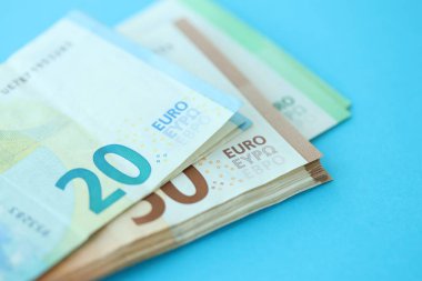 Büyük meblağda, mavi arka planda yüz yirmi-elli euro para faturası.