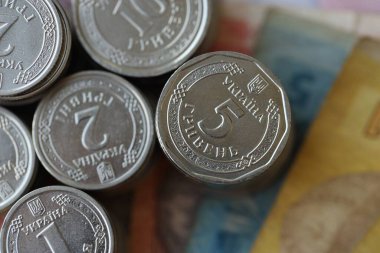 Birkaç yığın Ukrayna parası eski Hryvnia banknotlarının üzerinde yatıyor.