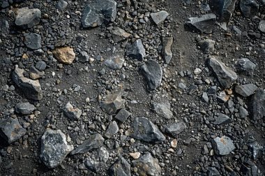 Yakından taşlı asfalt gri yüzey fotoğrafı. Arkaplan veya haritalama için arkaplan dokusu