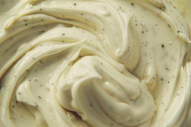 Krem rengi sarımsaklı mayonez sosunun fotoğrafı. Arkaplan ya da yemek tarifleri için yemek fotoğrafı