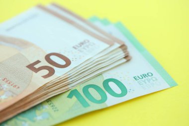Sarı arka planda 150 Euro 'luk büyük bir meblağ. Yakın plan.