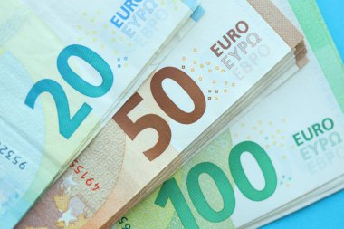 Büyük meblağda, mavi arka planda yüz yirmi-elli euro para faturası.