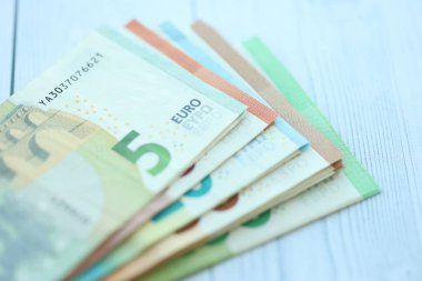 Avro para banknotlarının büyük miktarları ahşap arka planda kapanıyor.