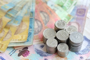 Birkaç yığın Ukrayna parası eski Hryvnia banknotlarının üzerinde yatıyor.