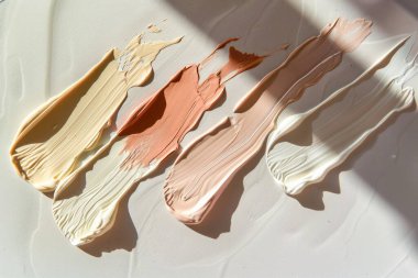 Güzellik makyaj prosedürleri için parlak farklı krem renkleri. Profesyonel fotoğraf.