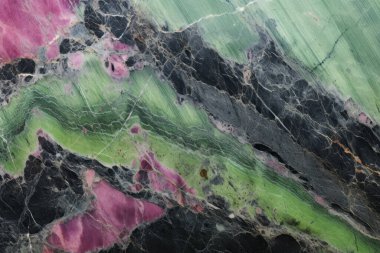 Zoisite tanzanit taşından işlenmiş kolaj mor ve yeşil doku. Pankart, arkaplan veya 3B haritalama için doku