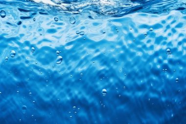 Güneş ışığında işlenmiş mavi su dalgaları dokusu kolajı. Pankart, arkaplan veya 3B haritalama için doku