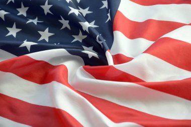 Amerika Birleşik Devletleri bayrağı, yıldız ve şeritlerle kaplıdır. Resmi Amerikan Bayrağı gün ışığında kıvrımlarla el sallıyor