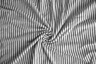 Birçok katlı, soyut siyah ve beyaz soyulmuş kumaş arkaplan kolajı.