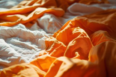 Soyut arkaplan örtüsü için turuncu ipek kumaş. Soyut kumaş alev arkaplanı, sanatsal dalgalı kumaş fraktal desen kapat