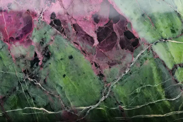 Zoisite tanzanit taşından işlenmiş kolaj mor ve yeşil doku. Pankart, arkaplan veya 3B haritalama için doku