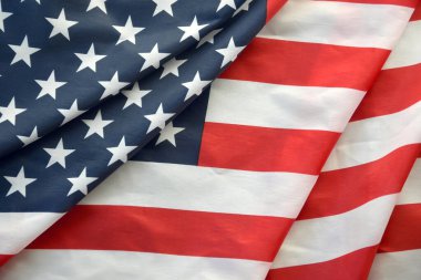 Amerika Birleşik Devletleri bayrağı, yıldız ve şeritlerle kaplıdır. Resmi Amerikan Bayrağı gün ışığında kıvrımlarla el sallıyor