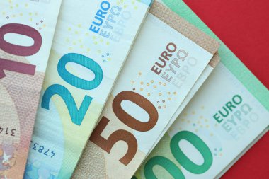 Büyük meblağda yüz, yirmi, on ve elli euro. Kırmızı arka planda. Yakın plan.