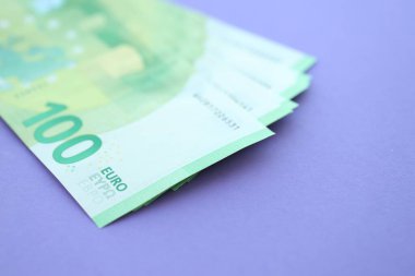 Leylak arkaplanına 100 Euro 'luk büyük meblağ. Yakın plan.