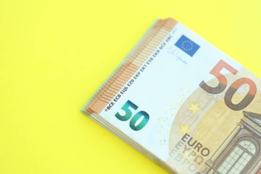 Sarı arka planda 150 Euro 'luk büyük bir meblağ. Yakın plan.