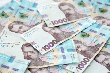 Modern tasarımı olan büyük miktarda Ukraynalı yeni 100 Hryvnia para faturası. Finansal konsept, iş ücretleri