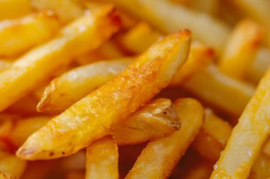 Büyük bir yığın taze, sarı patates kızartması yakın çekim. Arkaplan ya da yemek tarifleri için yemek fotoğrafı