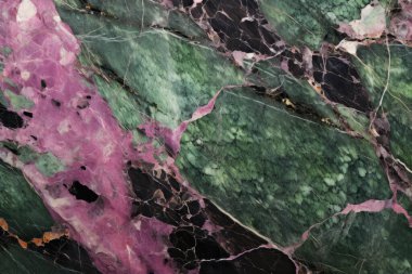 Zoisite tanzanit taşından işlenmiş kolaj mor ve yeşil doku. Pankart, arkaplan veya 3B haritalama için doku