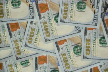 Birçok yüz dolarlık banknot dokusunun işlenmiş kolajı. Pankart, arkaplan veya 3B haritalama için doku