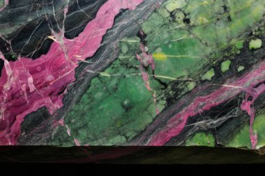 Zoisite tanzanit taşından işlenmiş kolaj mor ve yeşil doku. Pankart, arkaplan veya 3B haritalama için doku