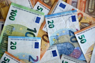 Bir çok Avrupa Euro 'su kaotik bir düzenleme içinde. Farklı renkte ve durumdaki banknotlar yığını kapat