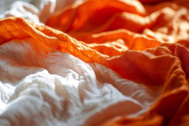 Soyut arkaplan örtüsü için turuncu ipek kumaş. Soyut kumaş alev arkaplanı, sanatsal dalgalı kumaş fraktal desen kapat