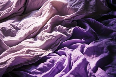 Zarif mor desenli ipek kumaşın işlenmiş görüntüsü. Yakın plan, lüks tasarımlar ve moda projeleri için mükemmel.