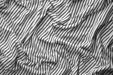 Birçok katlı, soyut siyah ve beyaz soyulmuş kumaş arkaplan kolajı.