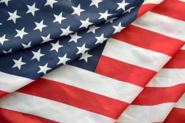 Amerika Birleşik Devletleri bayrağı, yıldız ve şeritlerle kaplıdır. Resmi Amerikan Bayrağı gün ışığında kıvrımlarla el sallıyor
