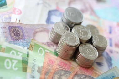 Birkaç yığın Ukrayna parası eski Hryvnia banknotlarının üzerinde yatıyor.