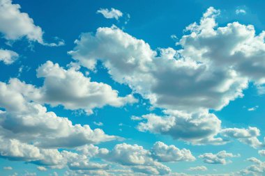 Tonlanmış mavi bulutlu gökyüzünün gündüz fotoğrafı. Arkaplan veya haritalama için arkaplan dokusu