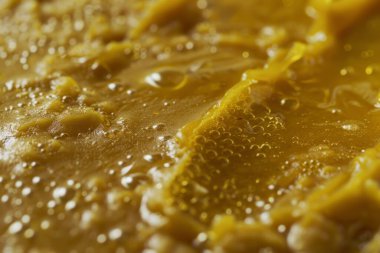 Taze ve ıslak köri sosunun fotoğrafı. Arkaplan ya da yemek tarifleri için yemek fotoğrafı