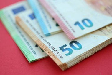 Büyük meblağda yüz, yirmi, on ve elli euro. Kırmızı arka planda. Yakın plan.