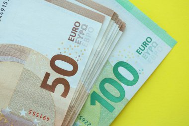 Sarı arka planda 150 Euro 'luk büyük bir meblağ. Yakın plan.